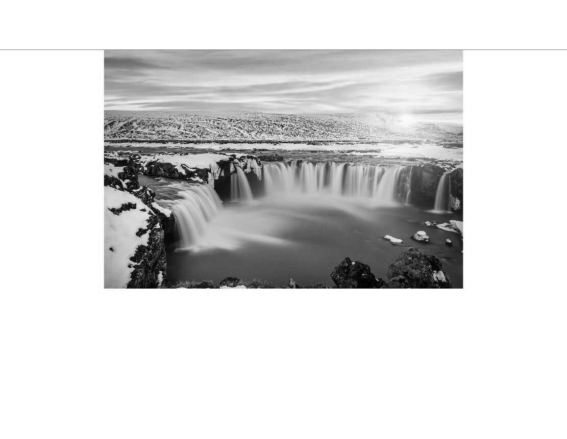 Ansicht des Duschrückwand-Motivs Godafoss Wasserfall mit Sonnenuntergang Island 904 schwarz-weiß