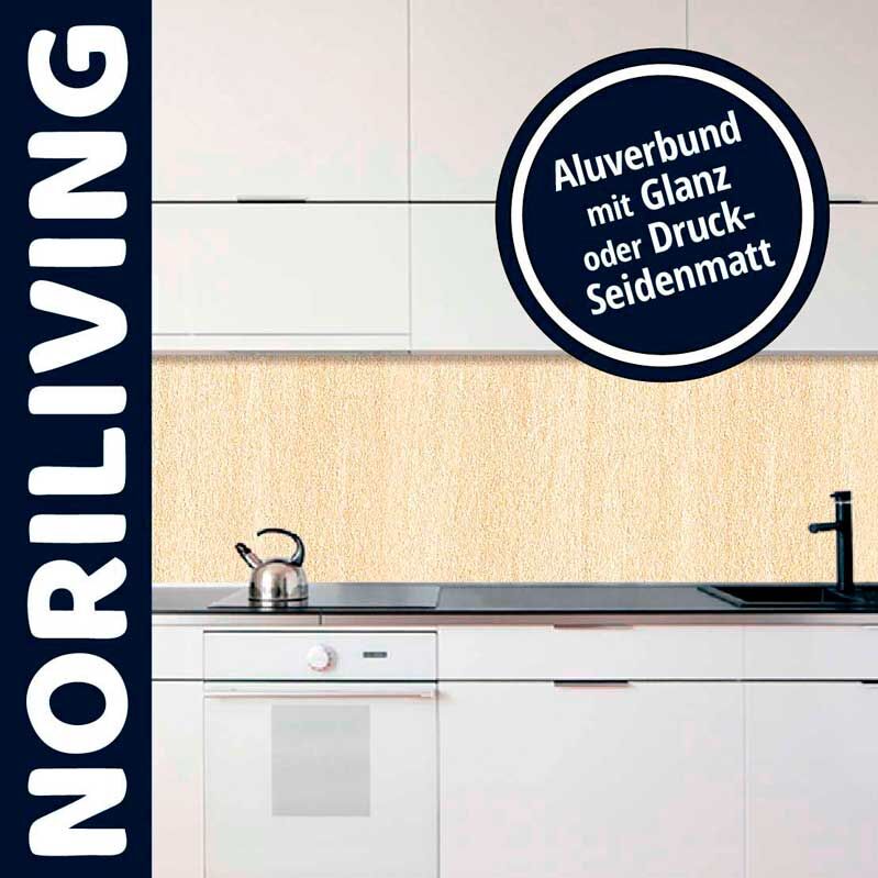Weiße Küche mit Noriliving Aluverbund Rückwand in Glanz oder Druck-Seidenmatt, Wasserkocher und Spüle