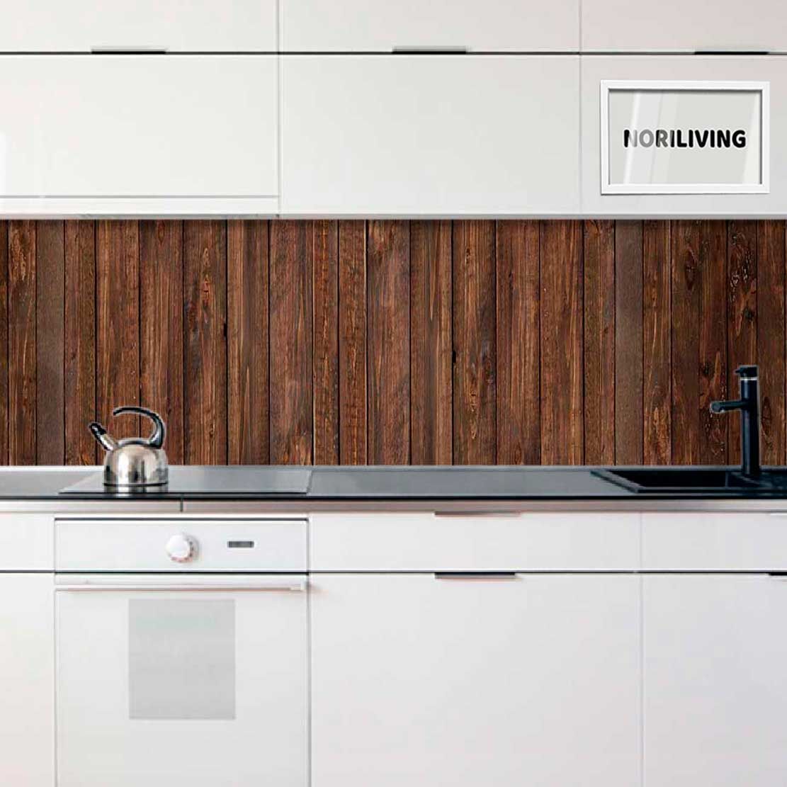 Küchendesign mit weißen Schränken, dunklem Holzrückwand und schwarzen Wasserhahn neben einem Wasserkocher auf der Arbeitsplatte
