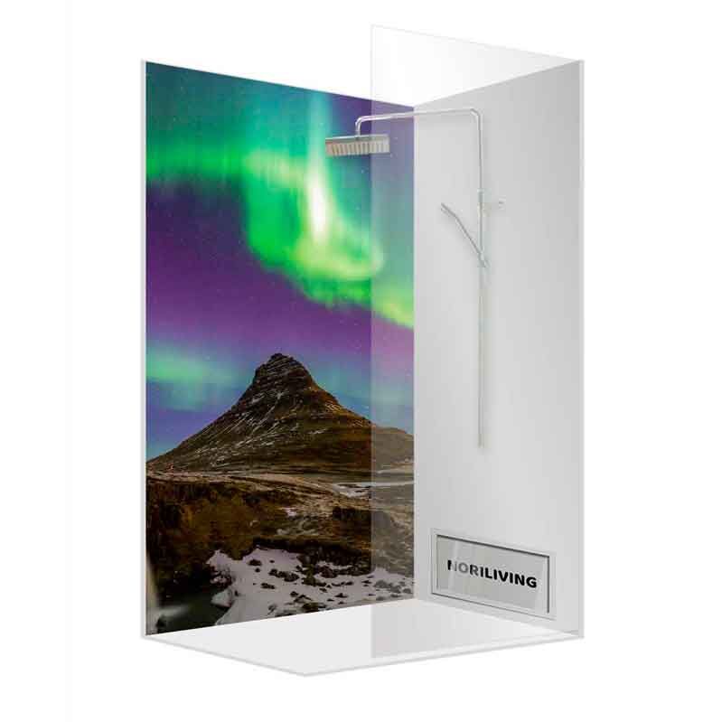 Moderne Duschrückwand mit farbenfrohem Polarlicht-Motiv und Berglandschaft von NORILIVING