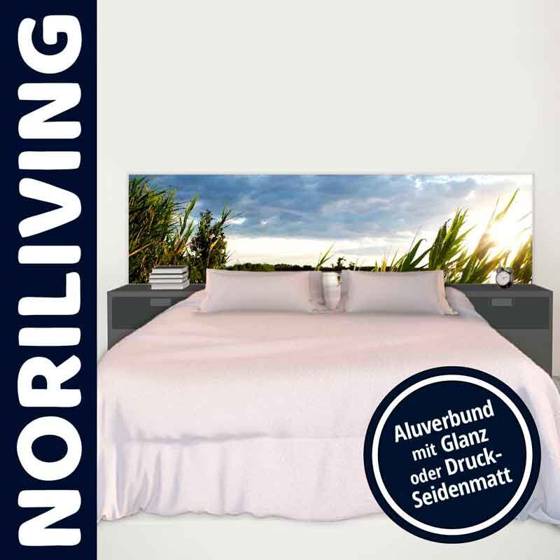 Modernes Schlafzimmer mit großem Bett, Sonnenuntergangskopfteil und Nachttischen