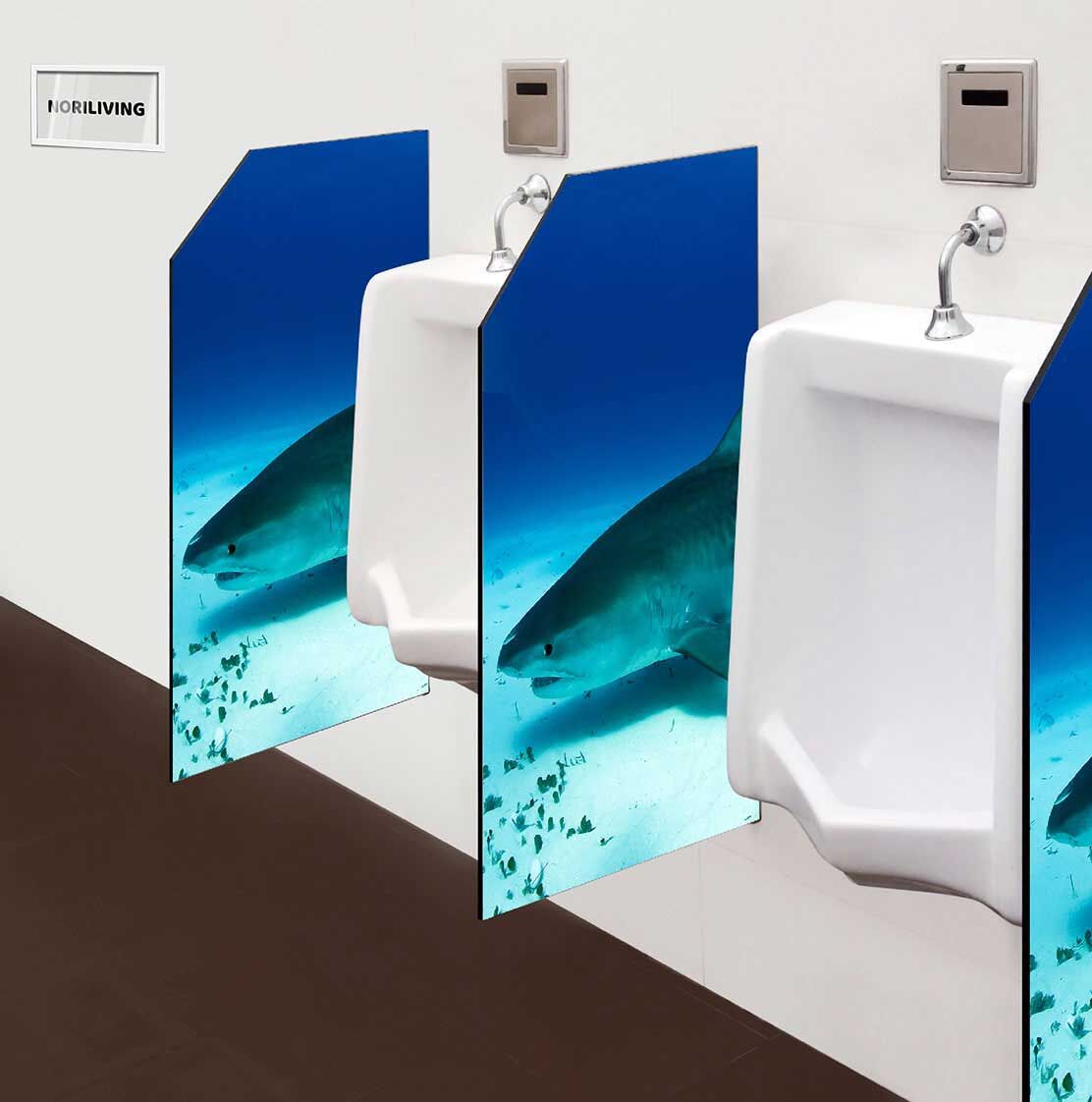 in der Toilette eingebaute Schamwand mit Motiv Tigerhai unter Wasser 604