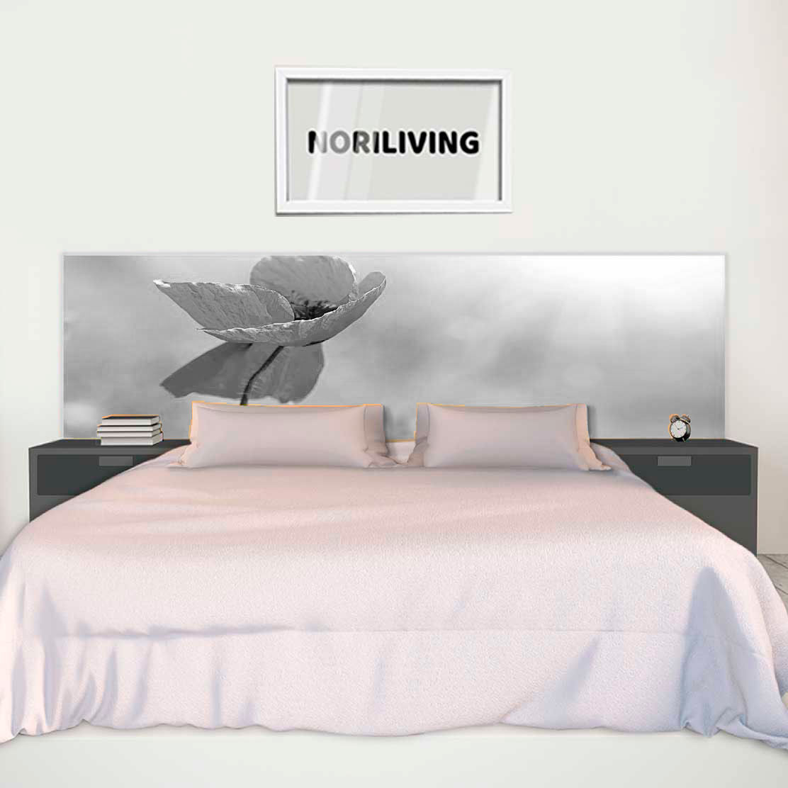 im Schlafzimmer eingebaute Bettrückwand mit Motiv Mohn im Feld 484 schwarz-weiß