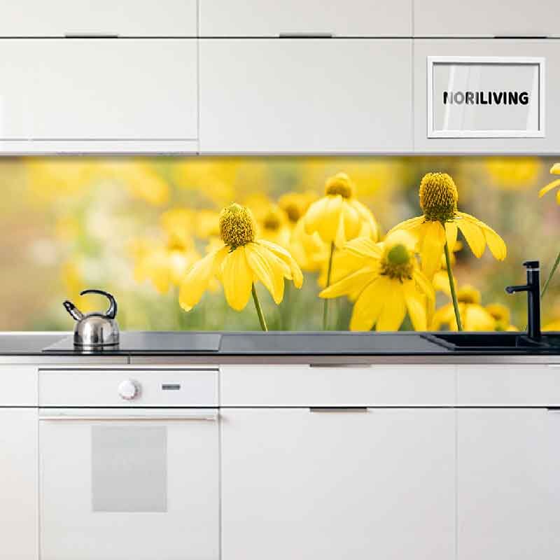 Moderne Küche mit stilvollem gelben Blumen-Motiv an der Rückwand