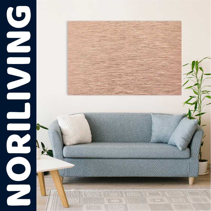Modernes Wohnzimmer mit blauer Couch und Holzdekor Ein stilvolles Wohnzimmer mit einer blauen Couch, Zierkissen und einem Holzwandbild im Hintergrund. Pflanzen und ein heller Teppich ergänzen das Ambiente.