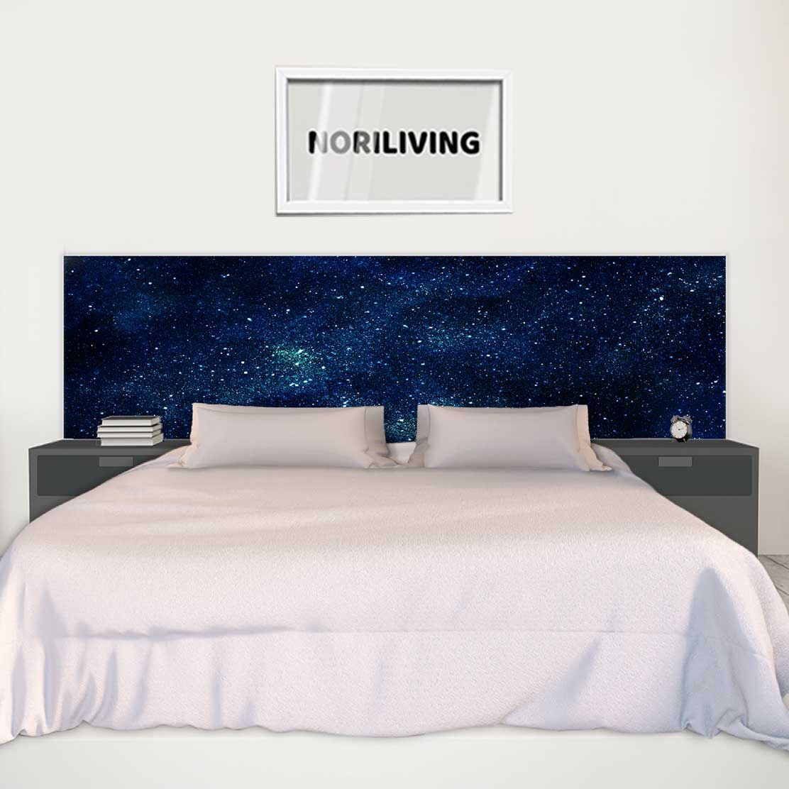 im Schlafzimmer eingebaute Bettrückwand mit Motiv Weltraum mit Sternen 238