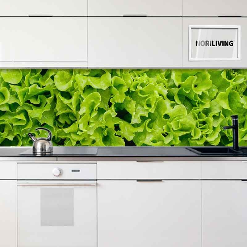 Küche mit weißem Design und Salatmotiv als Rückwanddekor