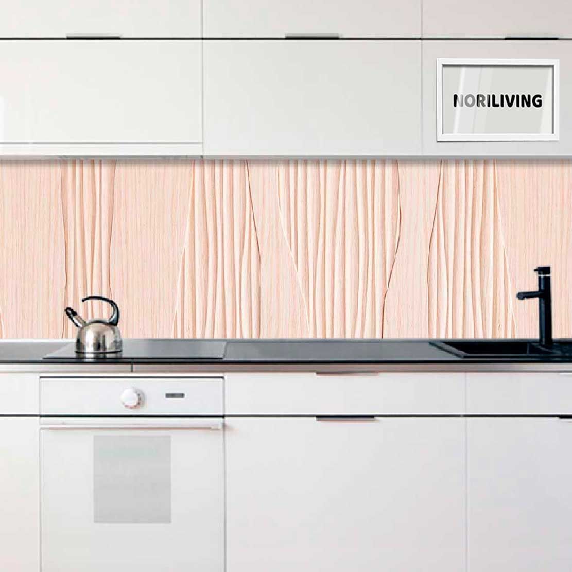 Eine moderne Küche mit weißem Schrank und dunkler Arbeitsplatte. Auffallend ist eine Rückwandverkleidung in Holzoptik, die dem Raum ein elegantes Aussehen verleiht. Ein Wasserkocher und ein Wasserhahn sind ebenfalls zu sehen.