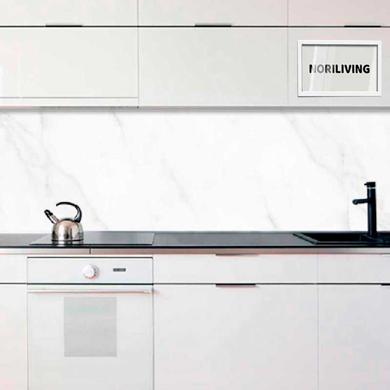 Weiße Einbauküche mit Wasserkocher, Cerankochfeld, Spüle und Oberschränken, minimalistisches Design