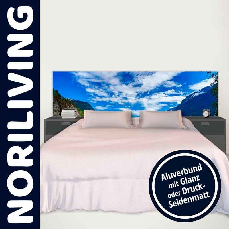 Modernes Bett von Noriliving, Kopfteil mit Landschaftsmotiv und Nachtkästchen