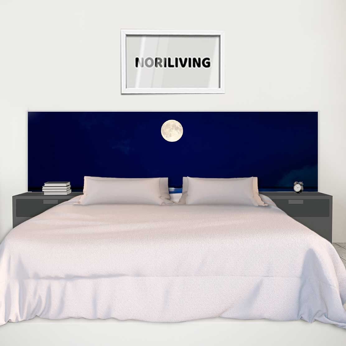 im Schlafzimmer eingebaute Bettrückwand mit Motiv Vollmond in Wolken über dem Wasser 755