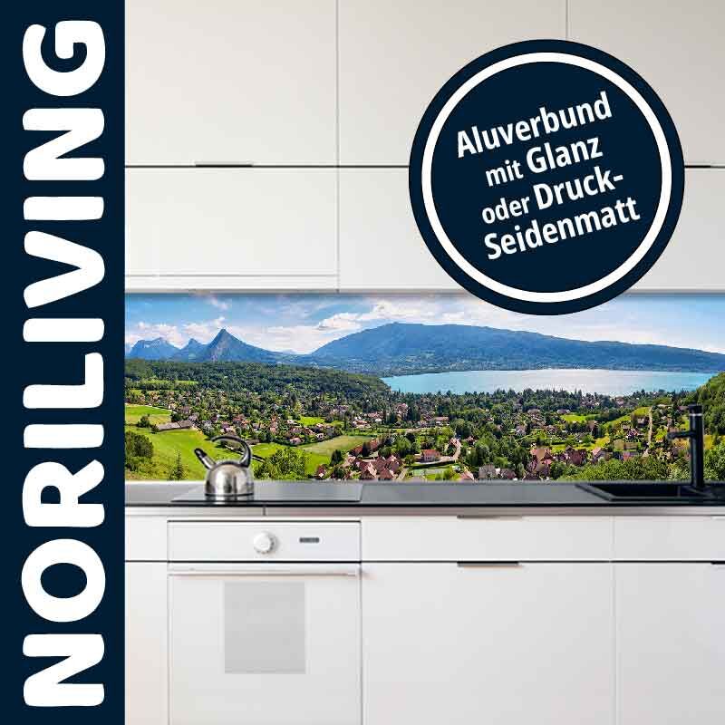 Moderne Küche mit Alubund-Rückwand in Glanz oder Druck-Seidenmatt, zeigt ein Panorama-Landschaftsmotiv mit Bergen und See.