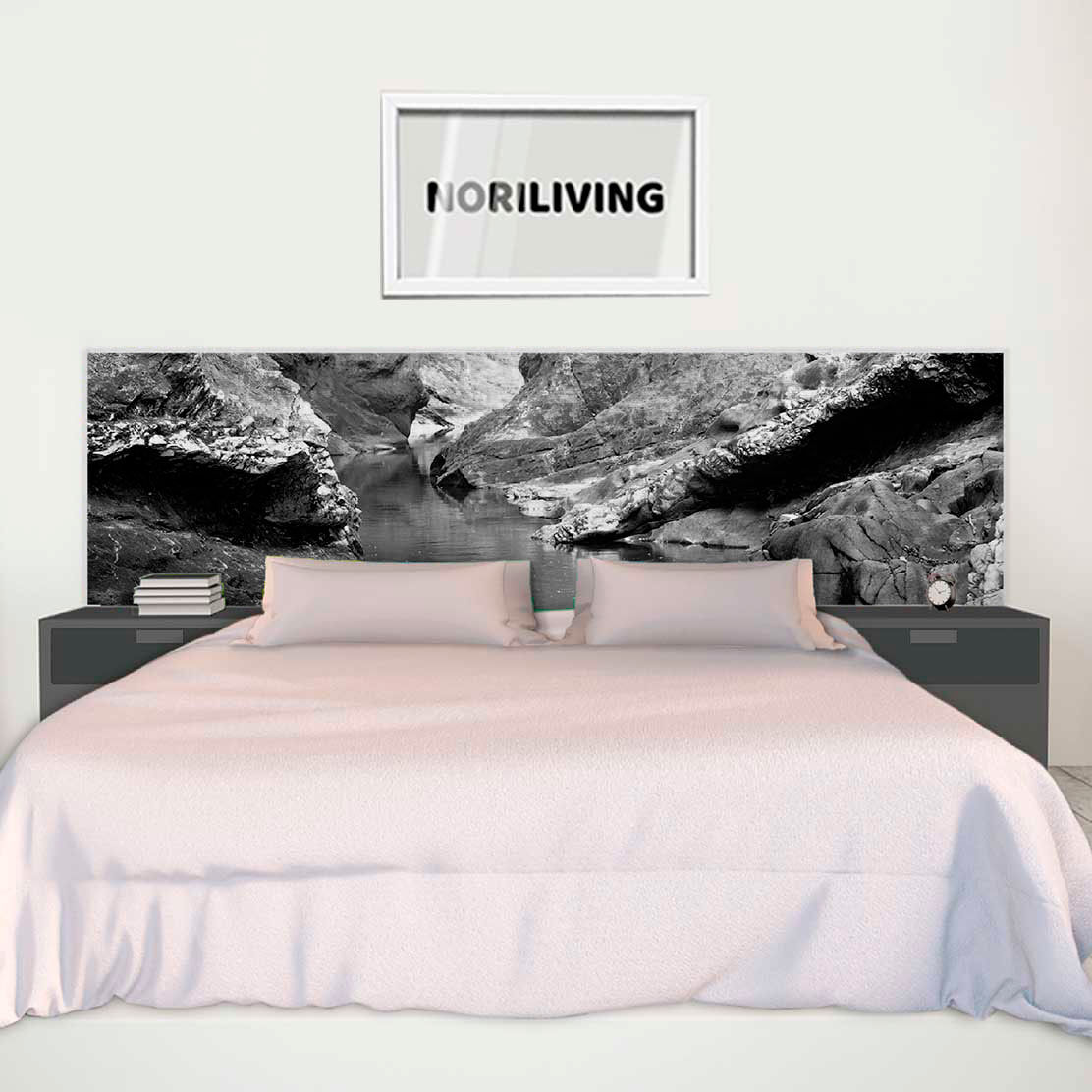 im Schlafzimmer eingebaute Bettrückwand mit Motiv Fluss im Wald 131 schwarz-weiß