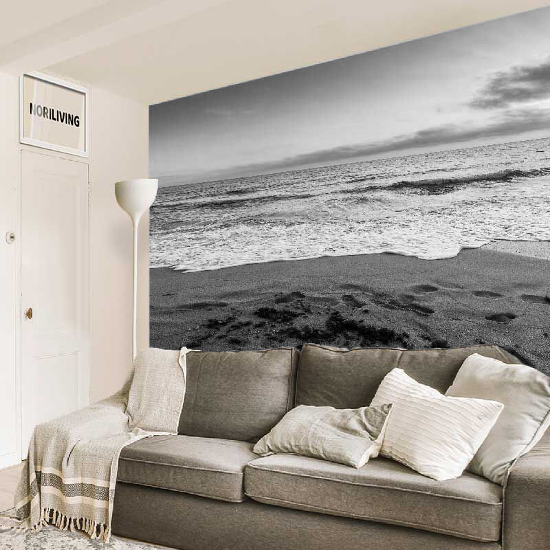 im Wohnzimmer eingebaute Wohnzimmerrückwand mit Motiv Sandstrand bei Sonnenaufgang 873 schwarz-weiß