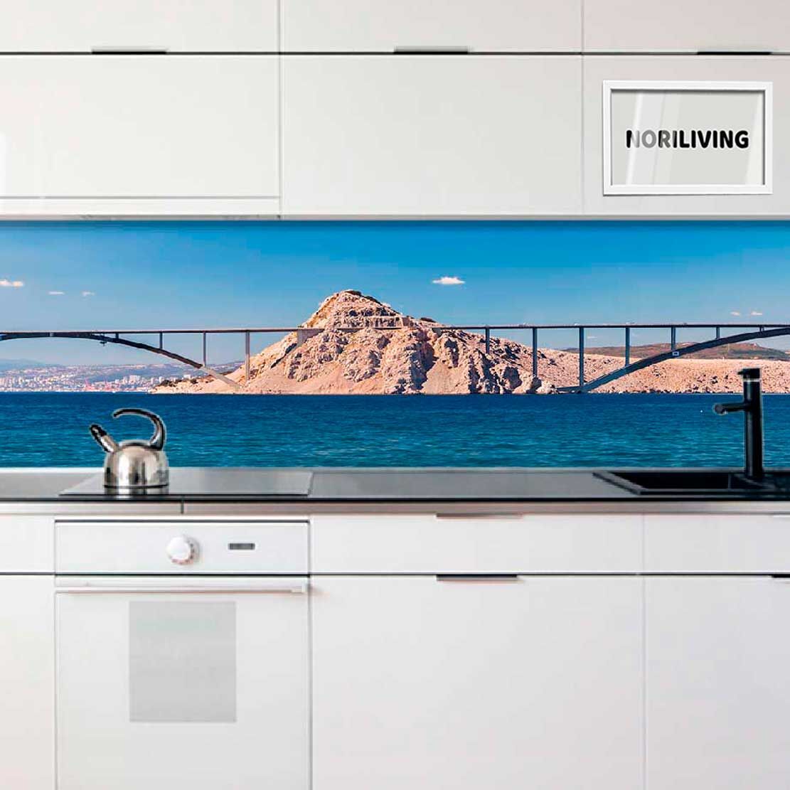 Moderne Küche mit dekorativer Rückwand, die einen Meerblick mit Brücke zeigt
