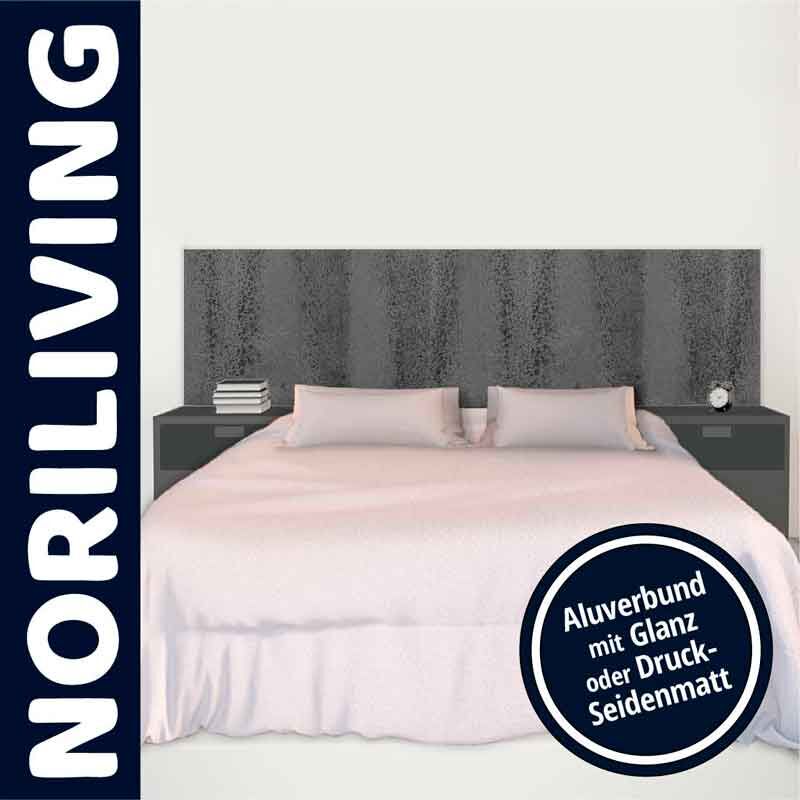 Modernes Doppelbett mit grauem Aluverbund-Kopfteil, weißen Kissen und weicher Bettdecke, flankiert von Nachttischen