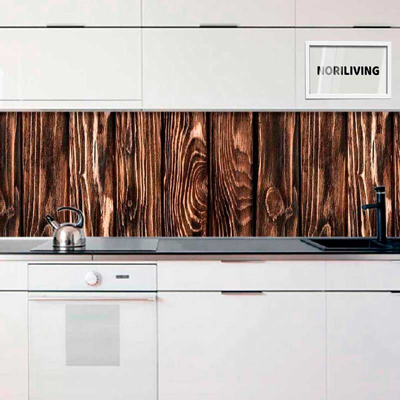 Weiße Küchenfront mit Holzoptik Rückwand und Wasserkocher auf der Arbeitsplatte