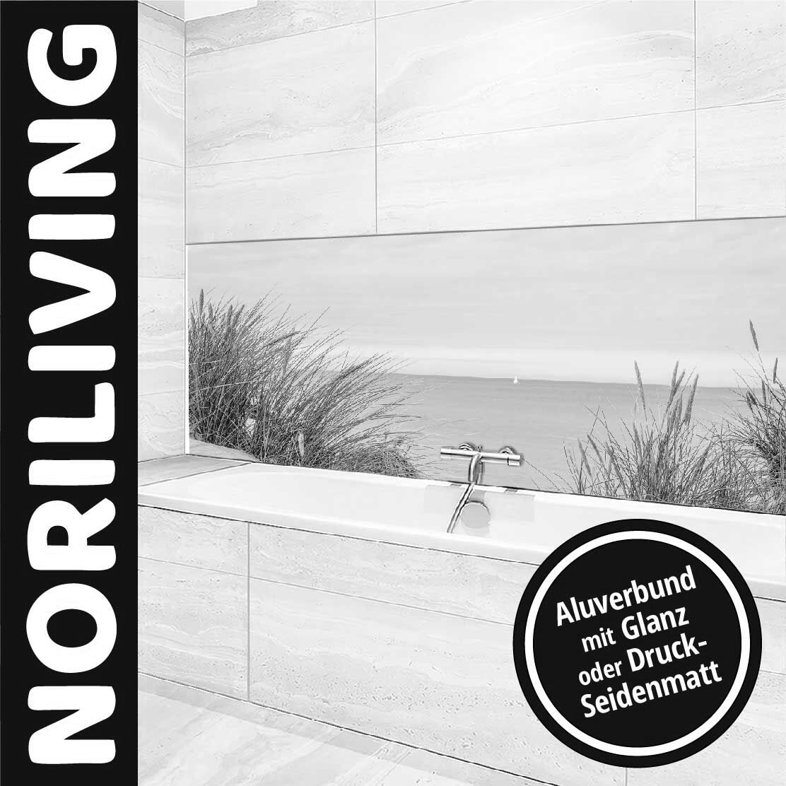 Foto eines modernen Badezimmers mit einer Badewanne und einem Noriliving Aluverbund Wandpaneel, das eine Küstenszene zeigt. Erhältlich in Glanz oder Druck-Seidenmatt.