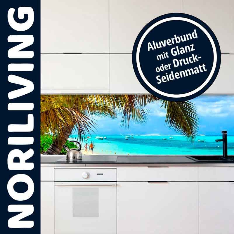 Moderne weiße Küche mit Alu-Verbund Küchenrückwand, die ein tropisches Strandmotiv zeigt. Verfügbar in Glanz oder Druck-Seidenmatt von Noriliving.
