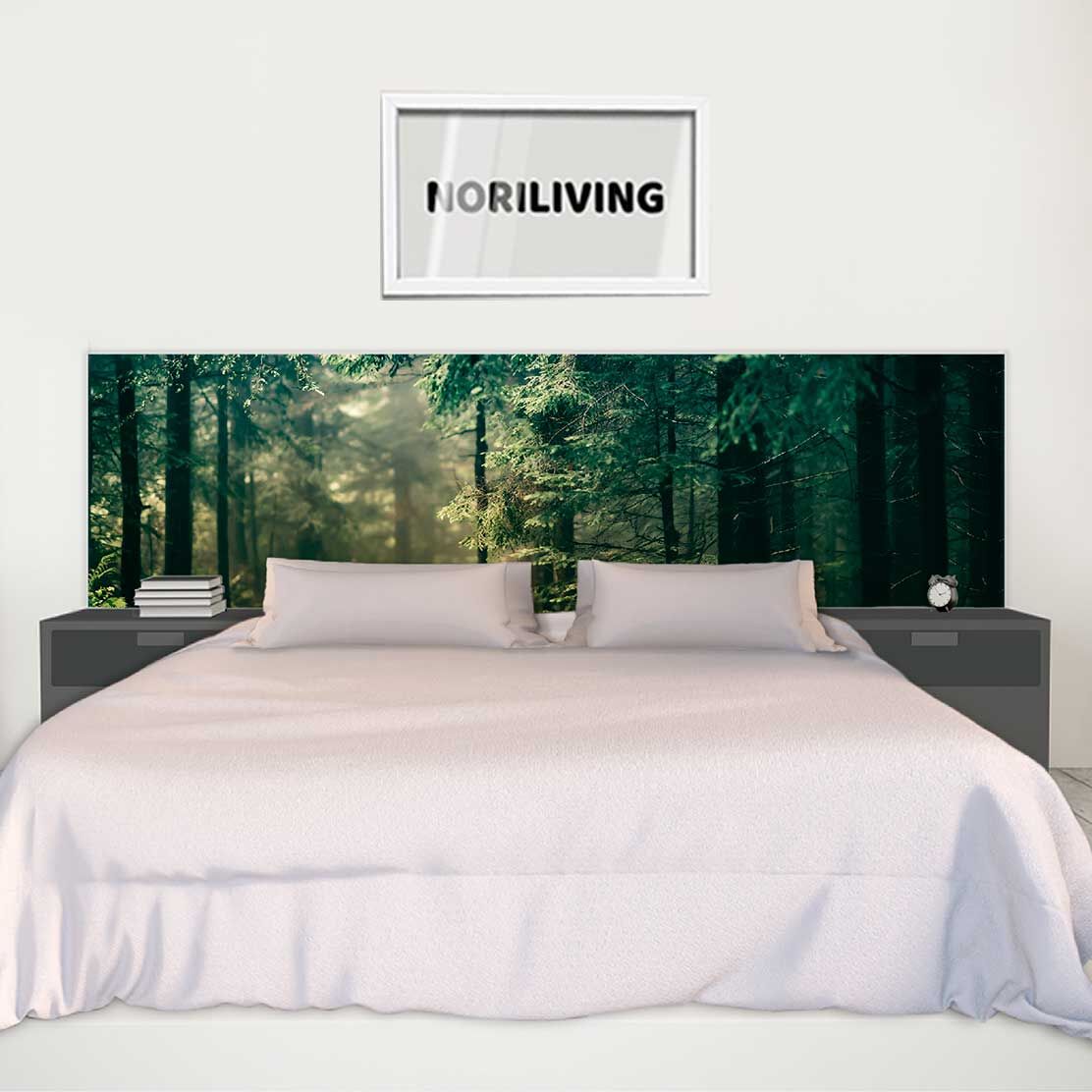 im Schlafzimmer eingebaute Bettrückwand mit Motiv Landschaftsweg durch den Wald 795