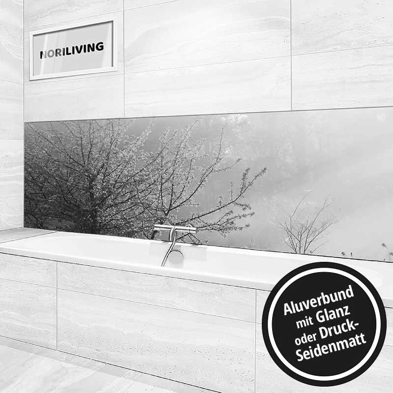 Ansicht des Badrückwand-Motivs Sommerliche Waldlichtung 459 schwarz-weiß Höhe zentriert