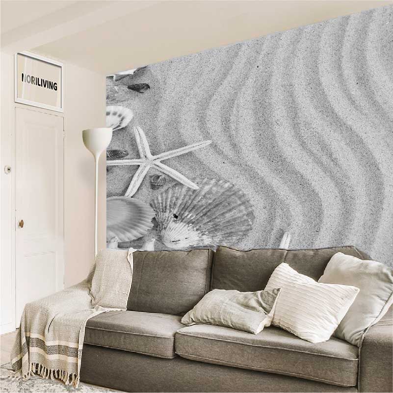 im Wohnzimmer eingebaute Wohnzimmerrückwand mit Motiv Muscheln im Sand 513 schwarz-weiß