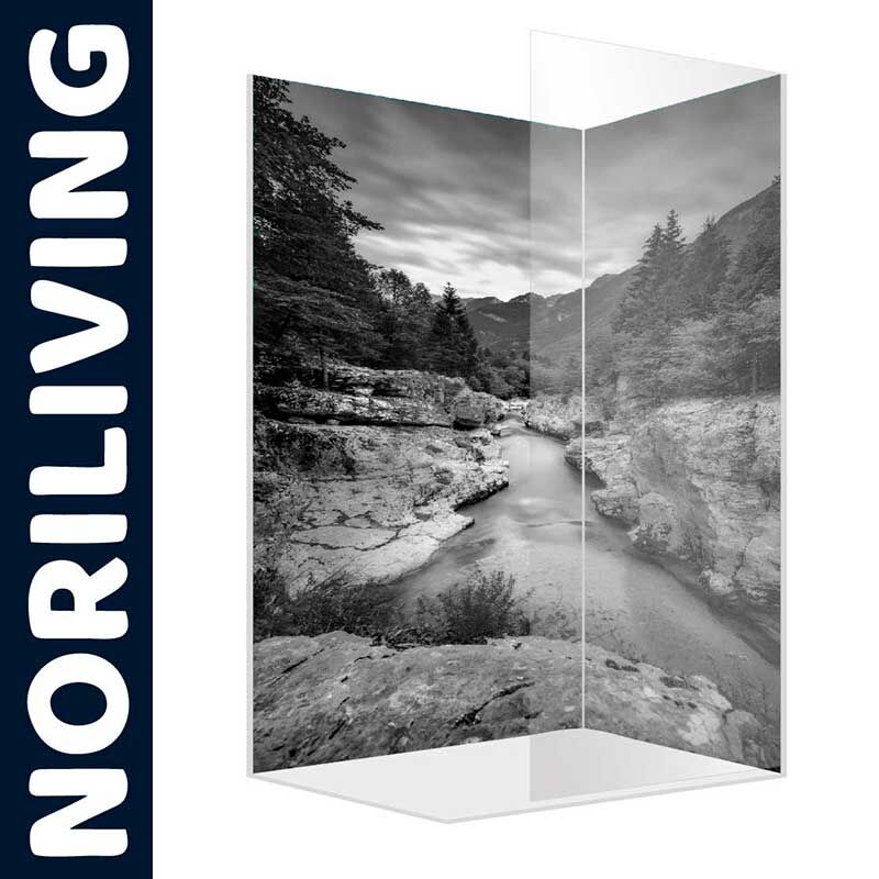 Schwarz-weiße Glaswand mit Flusslandschaft und Bergen von NORILIVING