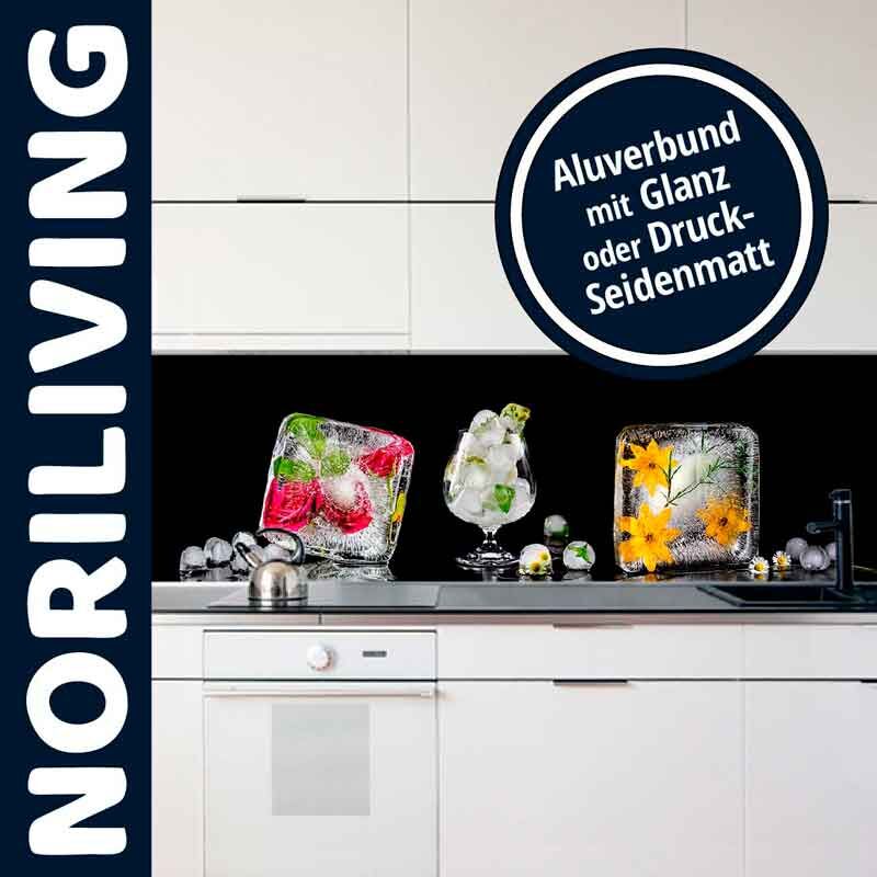 Moderne Küchenrückwand von NORILIVING mit glänzender oder seidenmatter Oberflächenstruktur, dekoriert mit bunten, gefrorenen Blüten und Eiswürfeln auf einer weißen Küchenkombination.