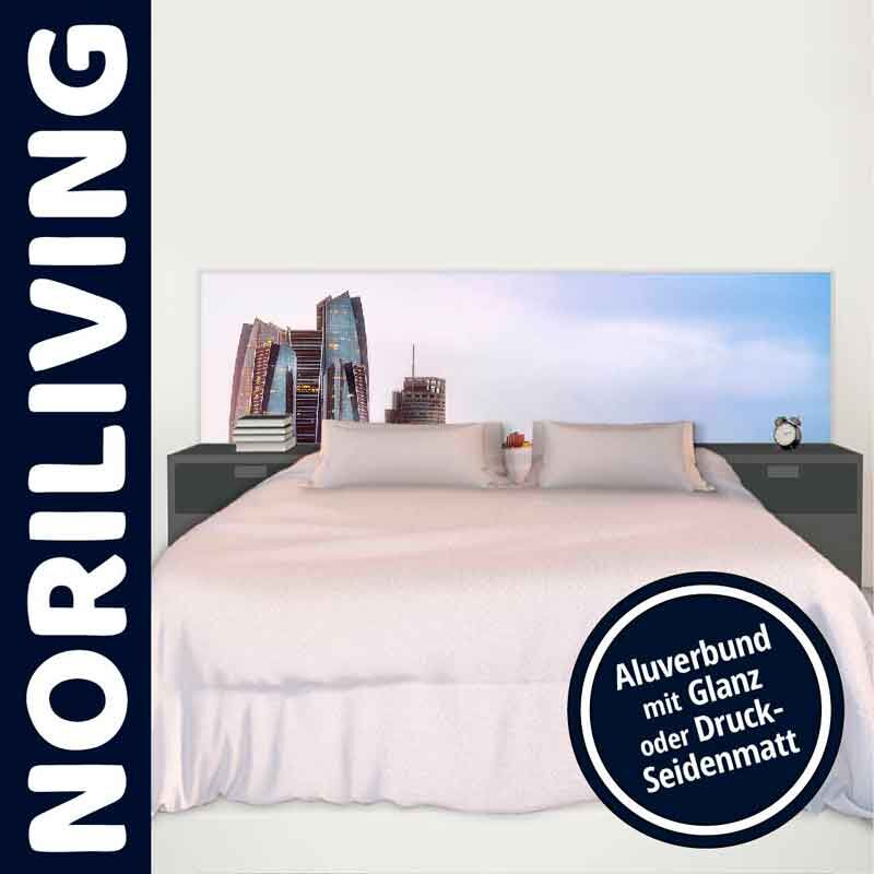 Doppelbett mit stilisiertem Skyline-Kopfteil und Nachttischen von Noriliving