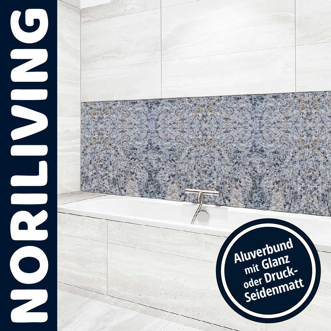 Helles Badezimmer mit Marmoroptik und einer Aluminium-Verbundplatte mit blau-grauer Maserung über der Badewanne, NORILIVING-Design