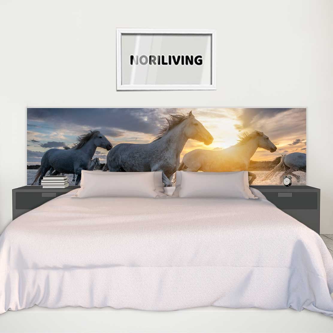 im Schlafzimmer eingebaute Bettrückwand mit Motiv Weiße Pferde in der Camargue 477