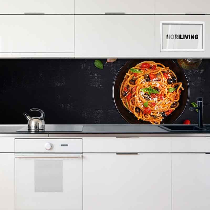 Weiße Küche mit dunklem Wandpaneel und einem Teller mit Spaghetti, Tomaten und Basilikum