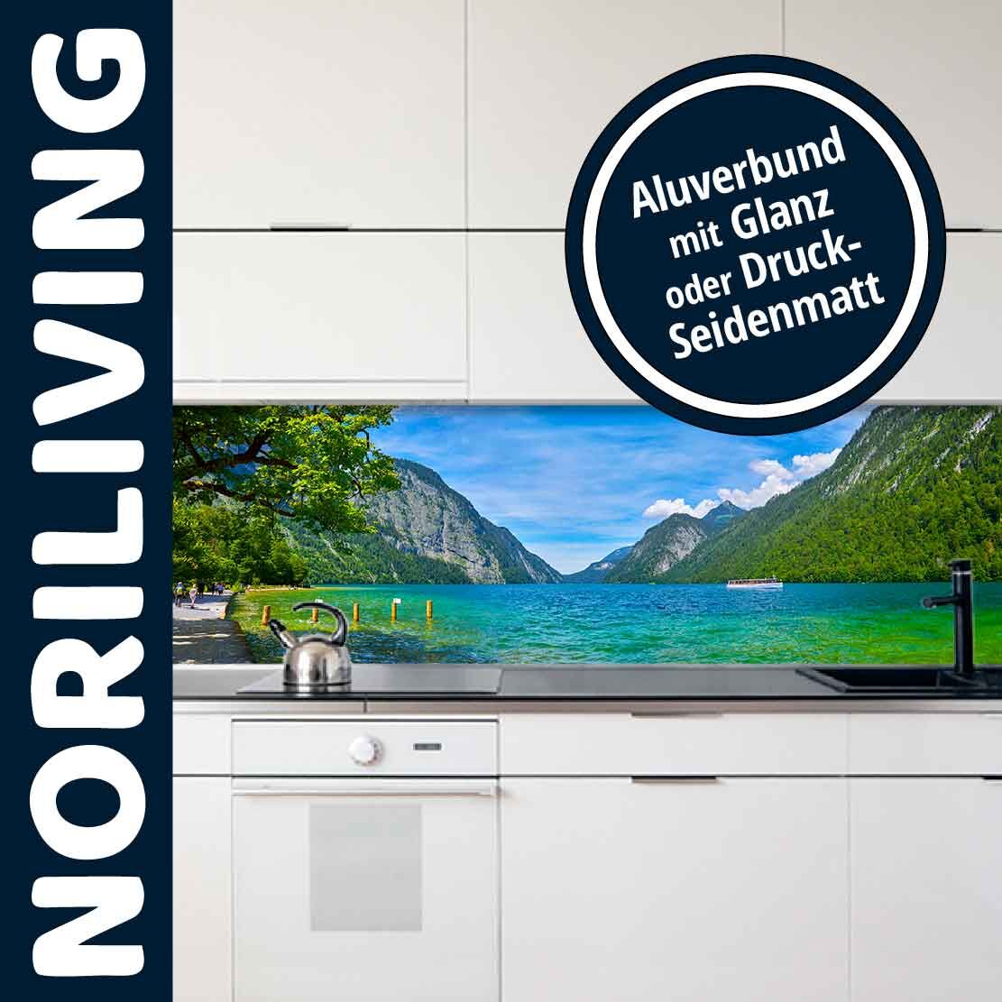 Moderne Küche mit Aluverbund-Küchenrückwand und Naturmotiv von Noriliving