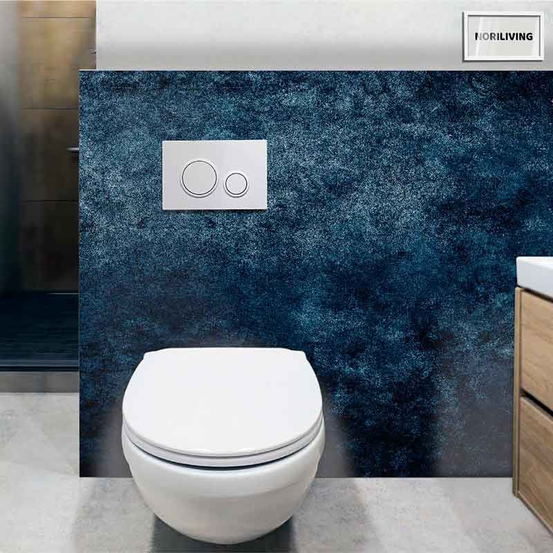 Elegante, wandmontierte Toilette vor stilvoller blauer Wand