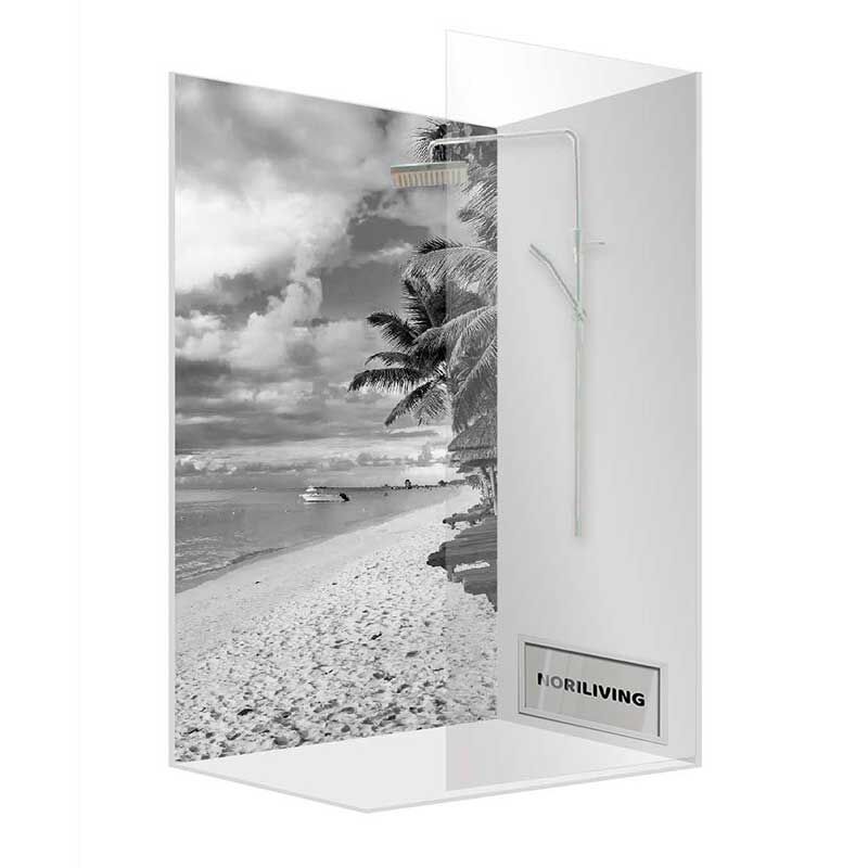 Eine stilvolle Duschwand mit einem schwarz-weißen Strandmotiv, ausgestattet mit einer Regendusche.