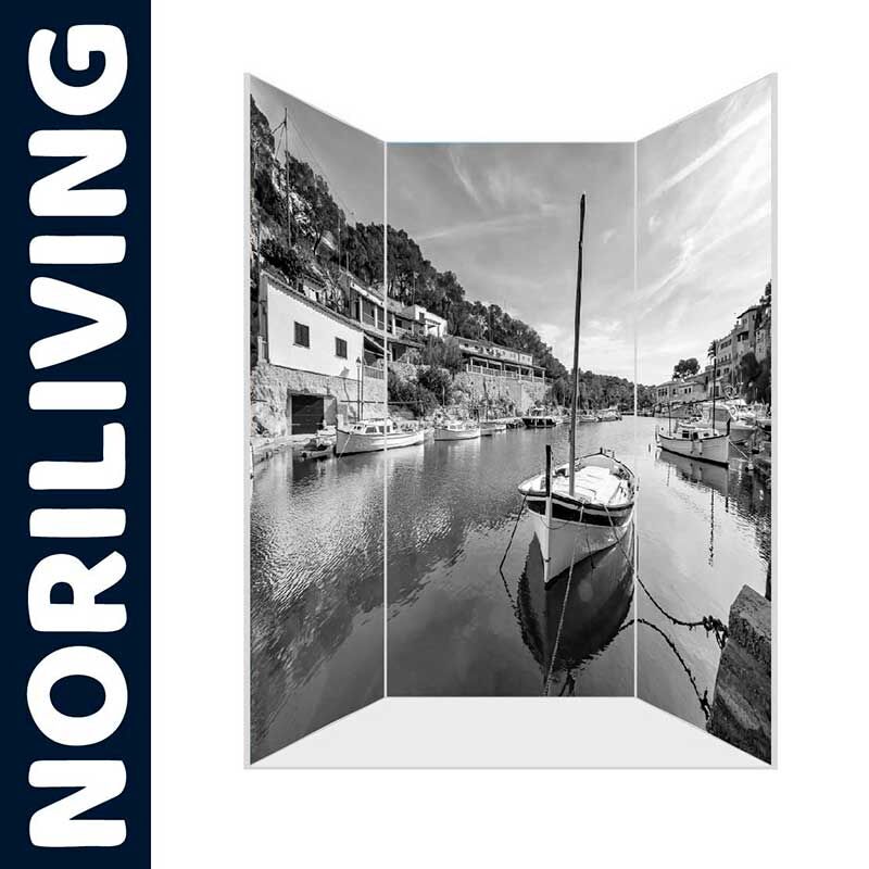 Schwarz-Weiß-Raumteiler mit Hafenmotiv und Booten von Noriliving