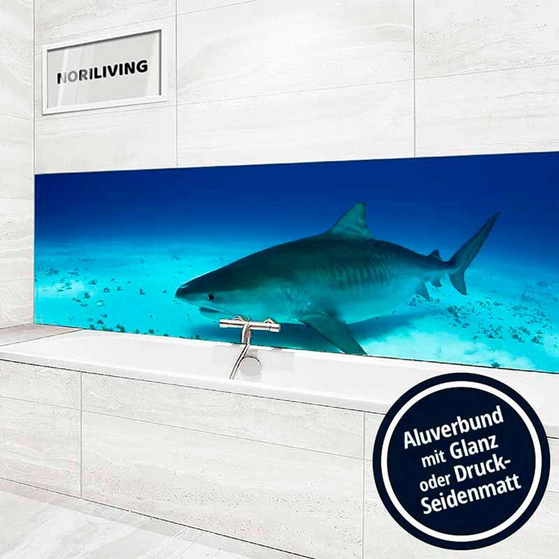 Modernes Badezimmer mit Aluverbund-Wandverkleidung, die ein Hai-Motiv zeigt.