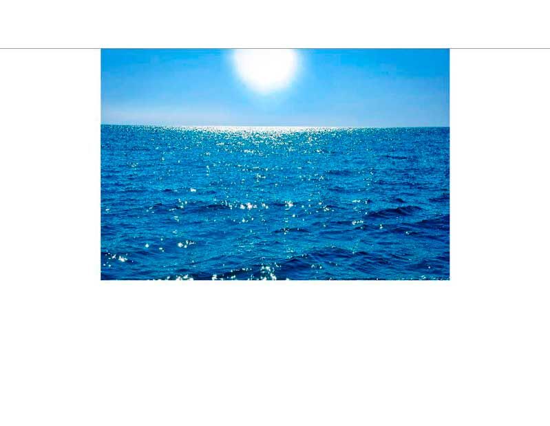 Sonnenlicht reflektiert auf der Oberfläche des blauen Meeres