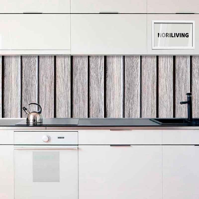 Küchenzeile mit weißem Schrank, Holzwand-Optik und modernen Armaturen
