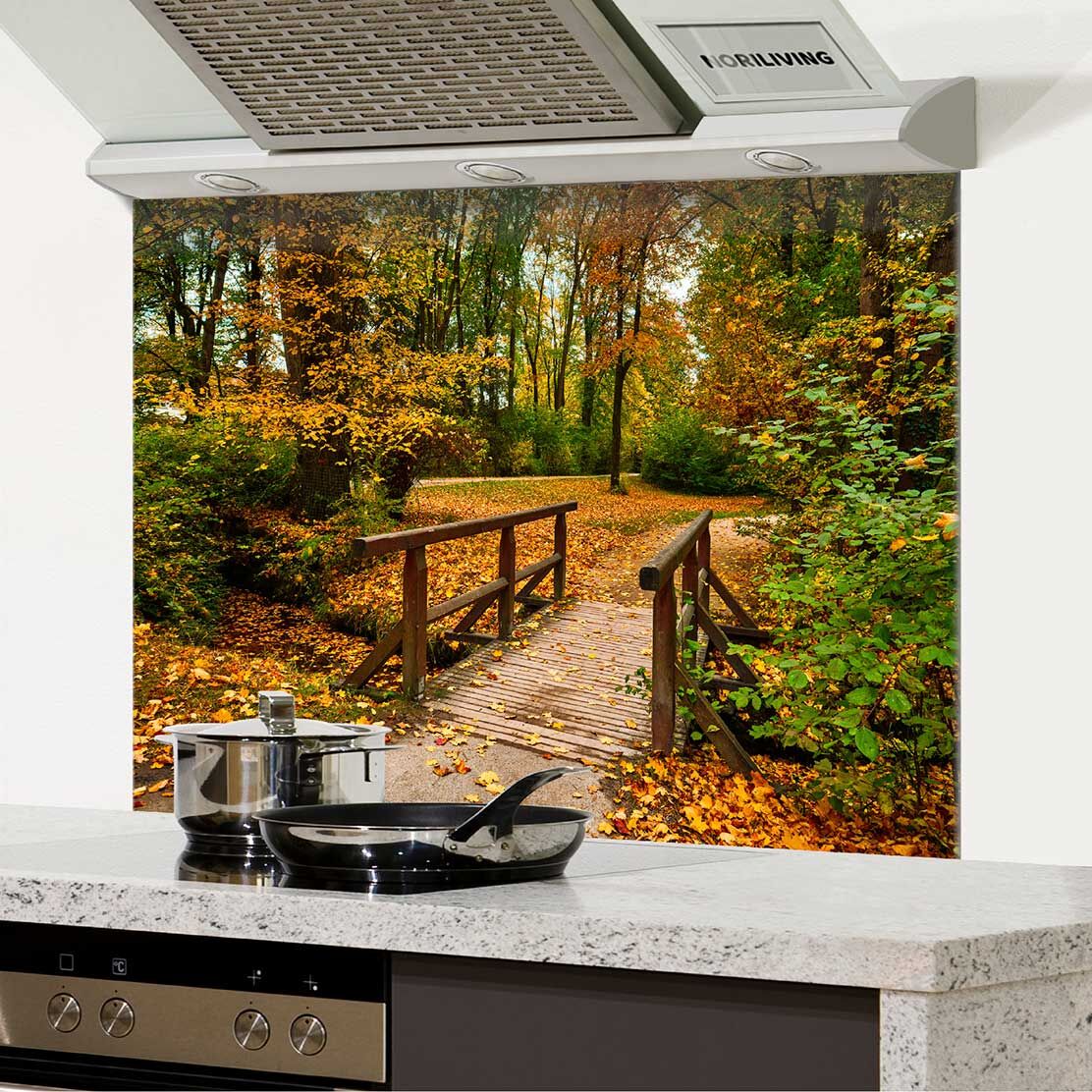 Küchenrückwand zeigt einen herbstlichen Wald mit einer Holzbrücke und buntem Laub