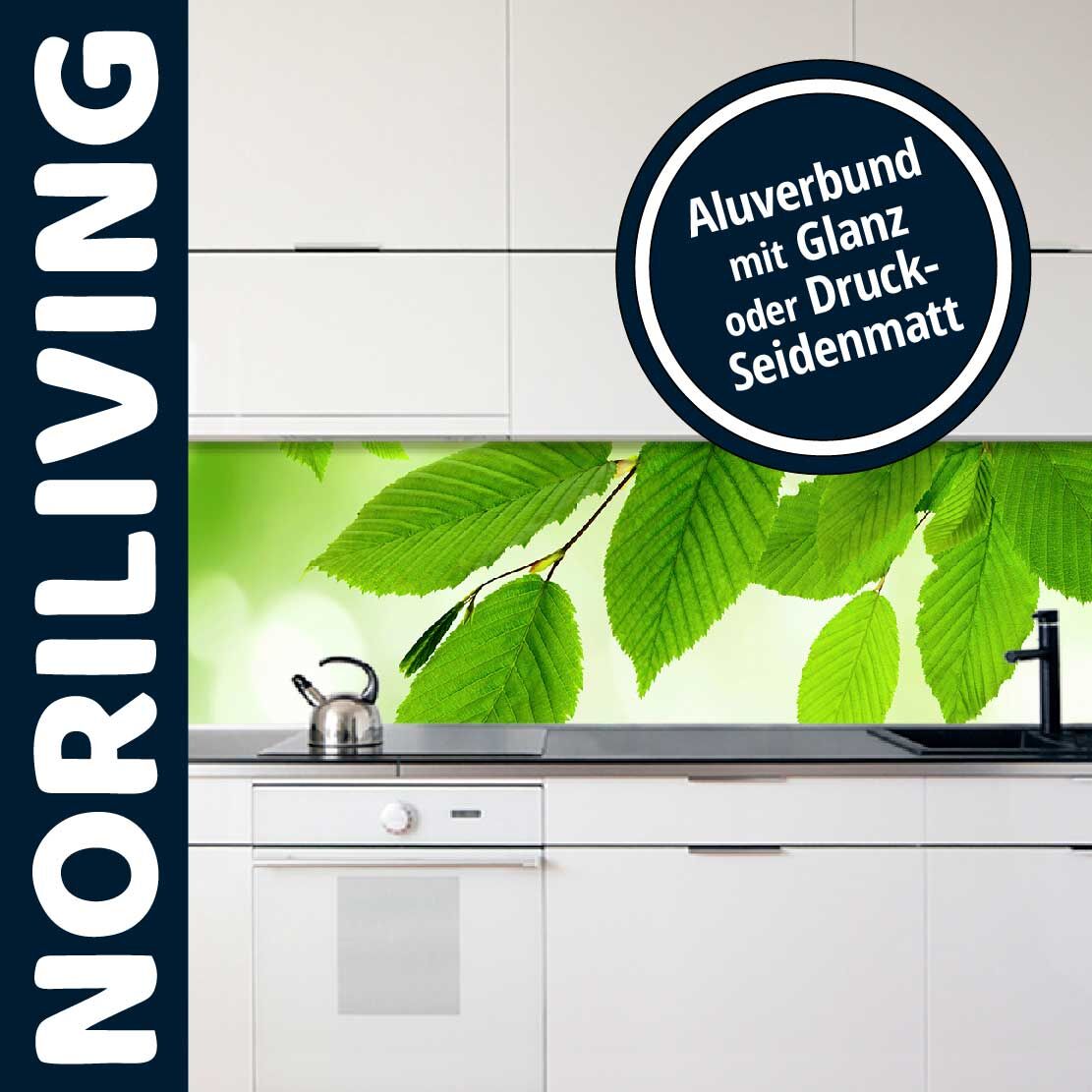 Moderne Küche mit Aluverbund-Rückwand in Grün mit Blättermuster und Edelstahl-Wasserkocher