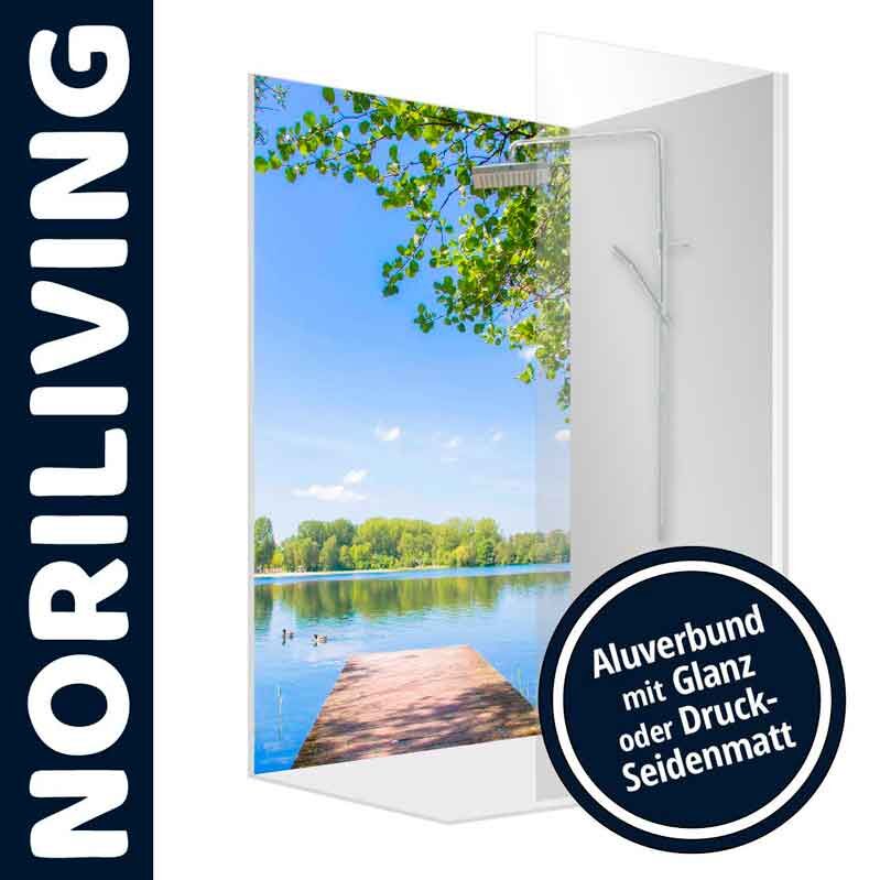 Noriliving Duschwand mit Naturmotiv: See und Bäume im Aluverbund, wahlweise glänzend oder seidenmatt.