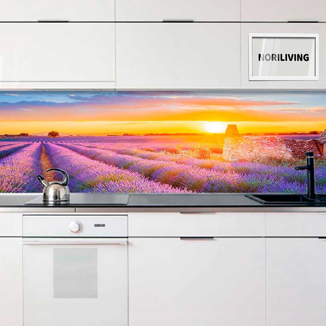 Moderne Küche mit einer Rückwand, die ein Lavendelfeld bei Sonnenuntergang zeigt