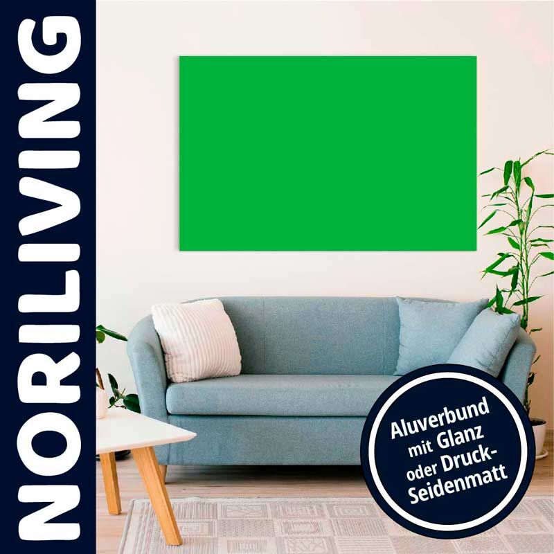 Ein stilvoll eingerichtetes Wohnzimmer mit einem blauen Sofa, zwei Kissen, einem kleinen Beistelltisch und einem großen, grünen Wandbild.