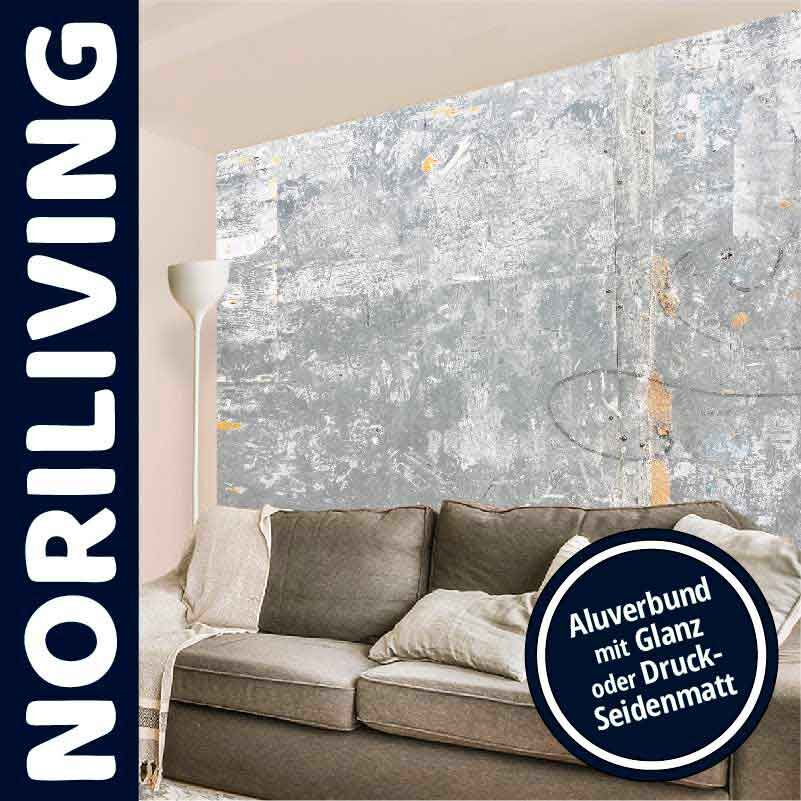 Wohnzimmer mit stylischer grauer Texturtapete, beiger Couch und modernem Dekor