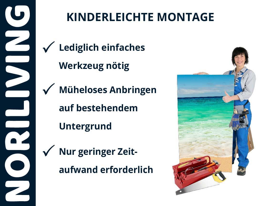 Person zeigt kinderleichte Montage eines Strandbildes mit minimalem Werkzeugaufwand; müheloses Anbringen