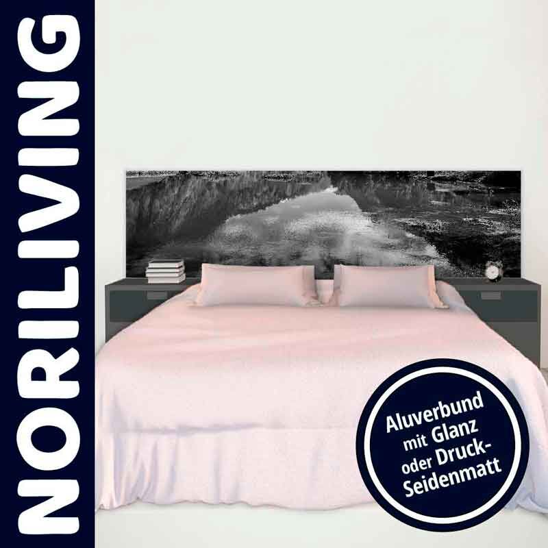 Elegantes Schlafzimmer mit großem Bett, künstlerischem Kopfteil und Seitentischen