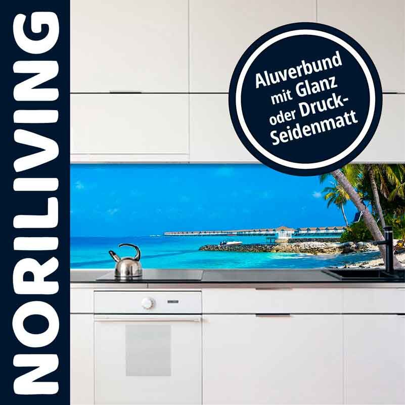 Aluverbund-Küchenrückwand mit tropischem Strandbild in moderner Küche