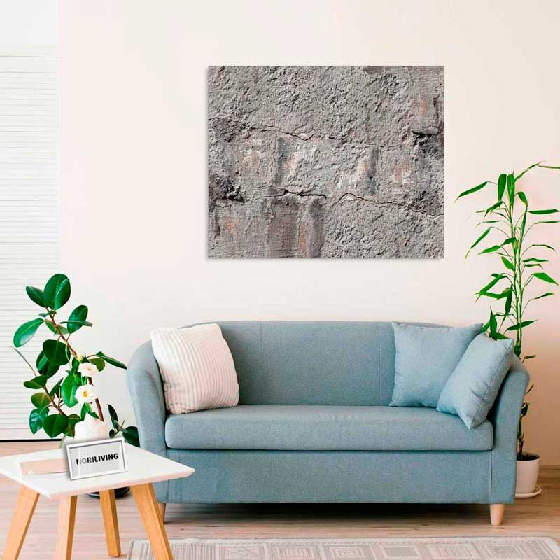Schönes Wohnzimmer mit einem hellblauen Sofa, darauf abgestimmte Kissen, Pflanzen und einem grauen Texturkunstwerk an der Wand