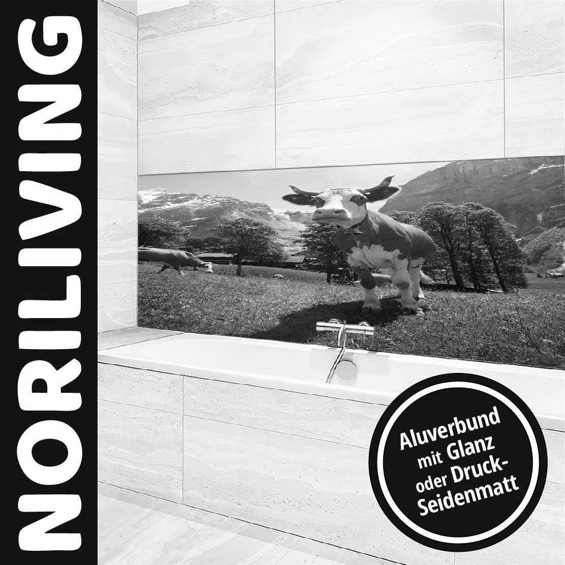 Moderne Badezimmergestaltung mit Aluverbund-Wand in Glanz oder Druck-Seidenmatt von NORILIVING, zeigt ein Landschaftsbild mit einer Kuh im Vordergrund.